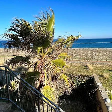 Villa Fronte Mare Bianco
